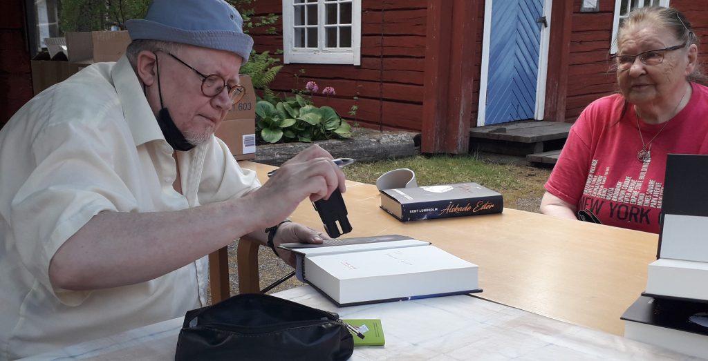 Kent Lundholm signerade böcker i nästan tre timmar.