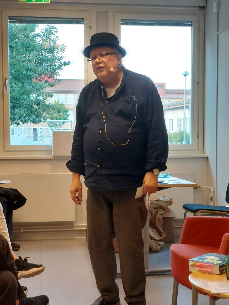 Författaren Kent Lundholm framträder i Sävar.